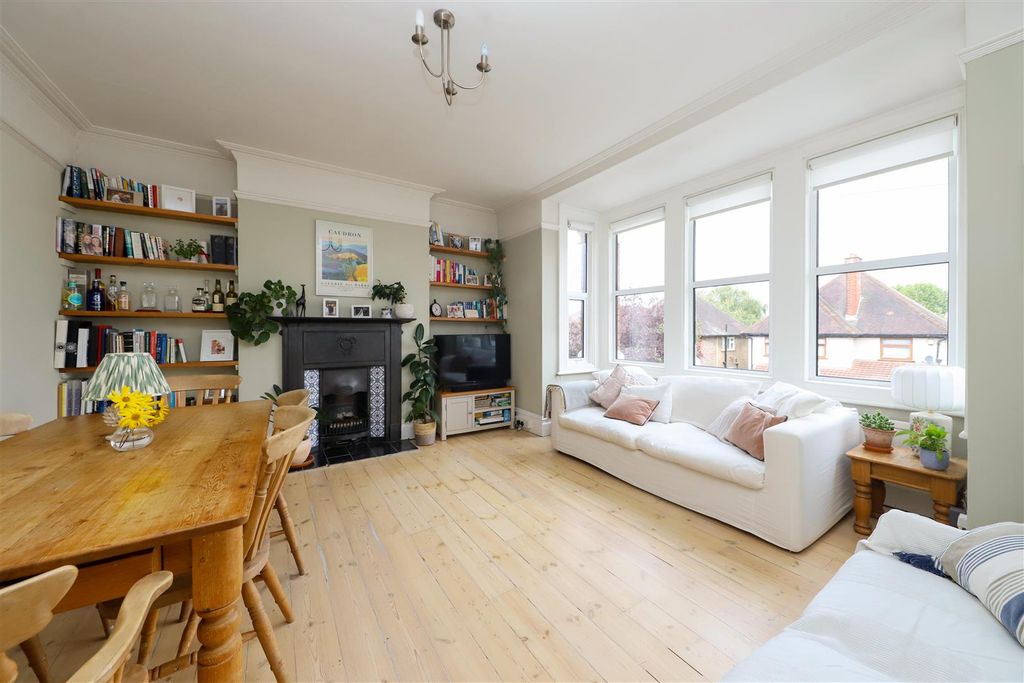 Property photo 2 of 19 Pinner View