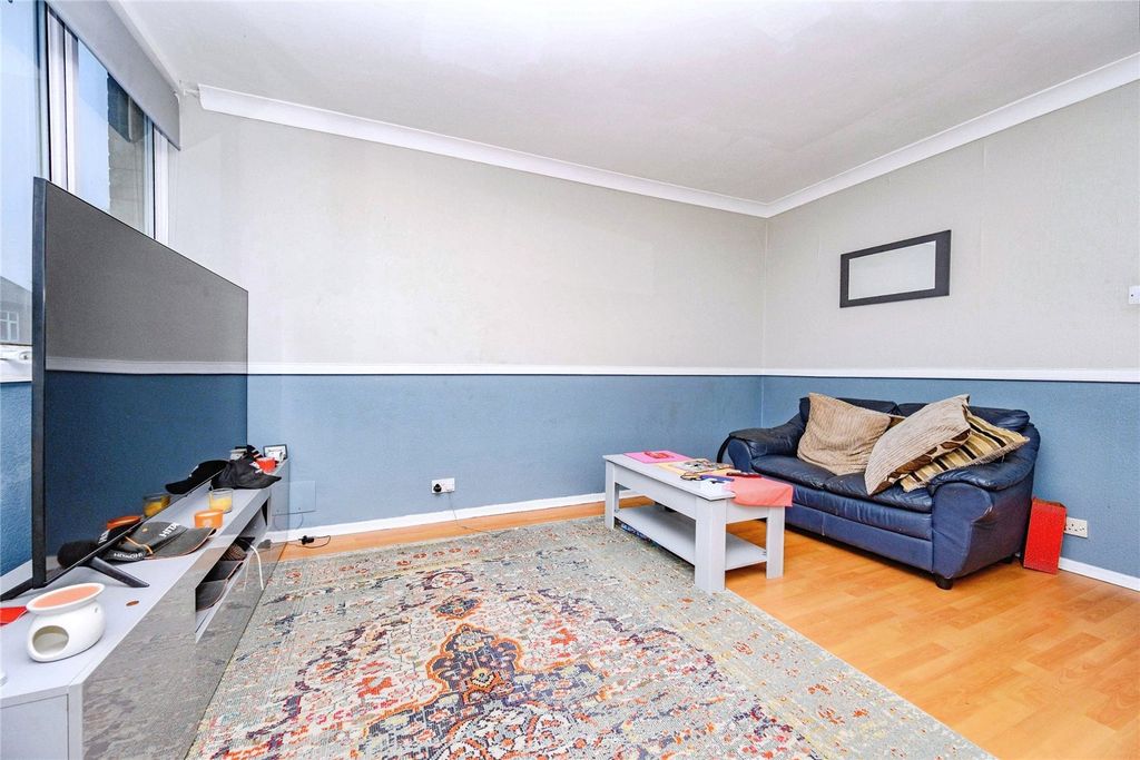 Property photo 3 of 6 Lounge