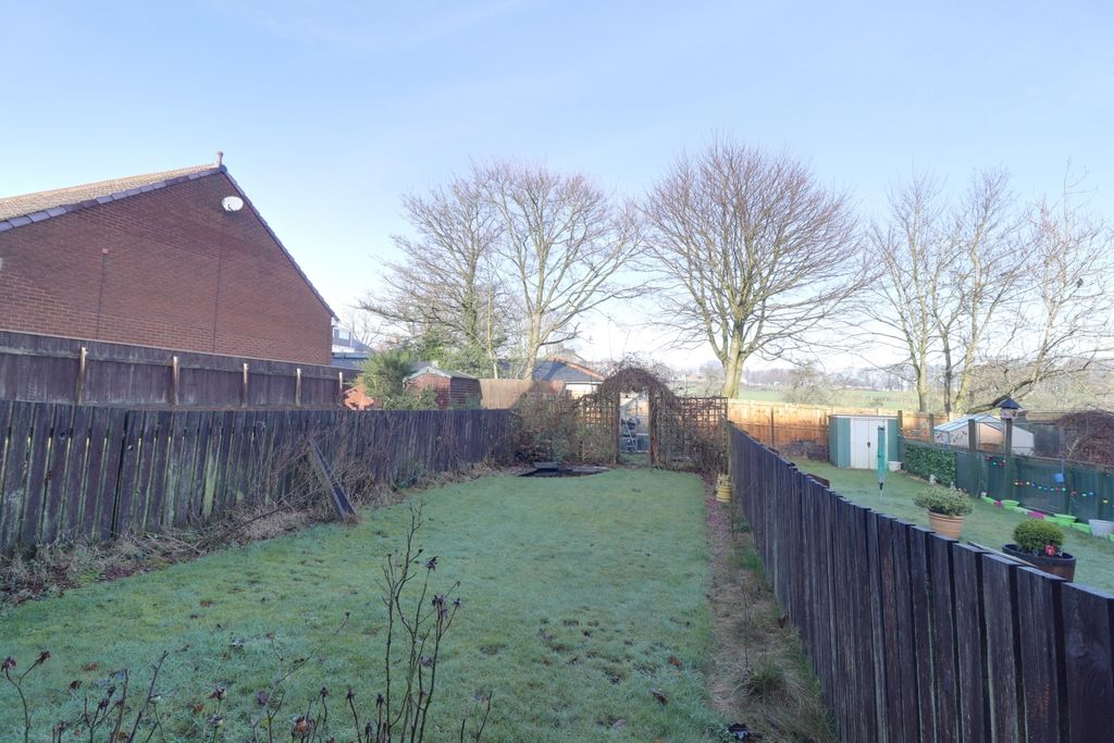 Property photo 2 of 12 Garden 1