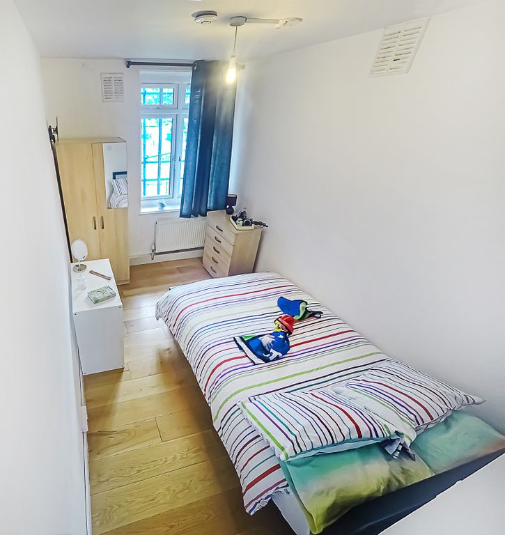 Property photo 1 of 9 Room 2- £780 Available Now
