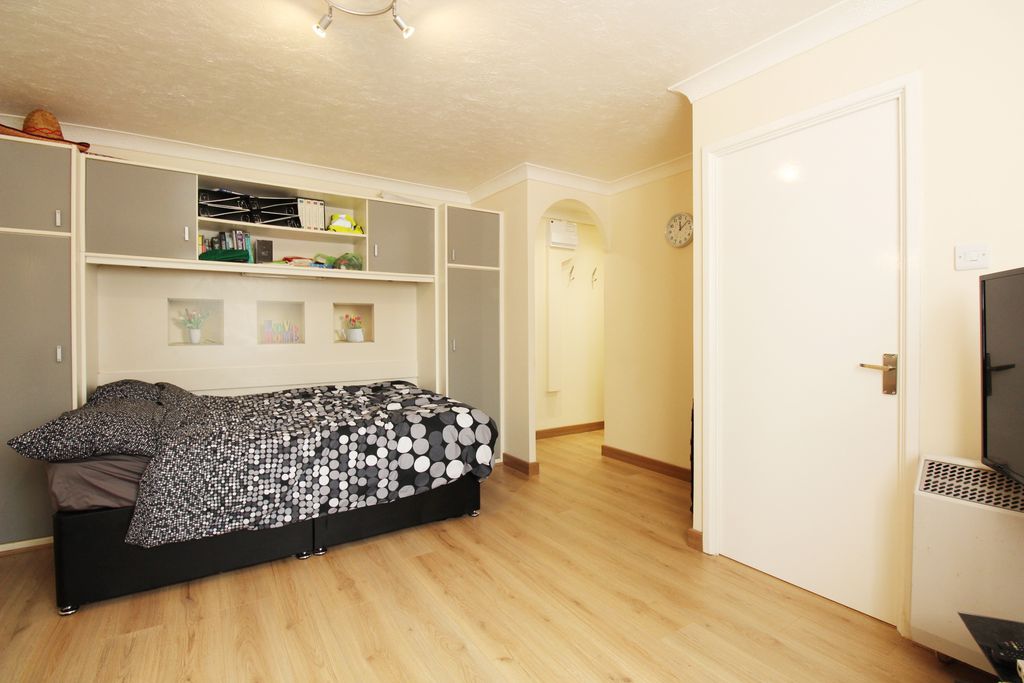 Property photo 1 of 5