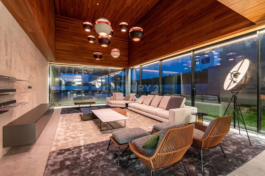 Property photo 1 of 61