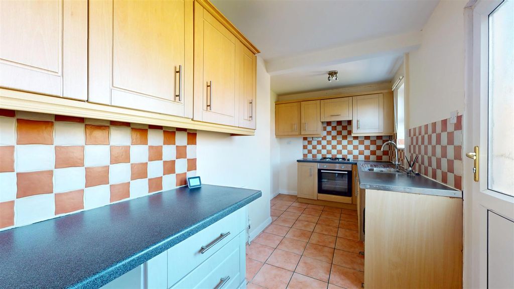 Property photo 3 of 9 Kitchen