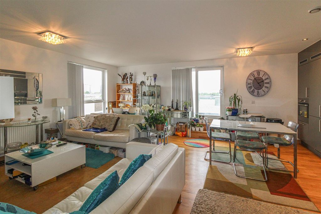 Property photo 3 of 14 Stunning Open Plan Space