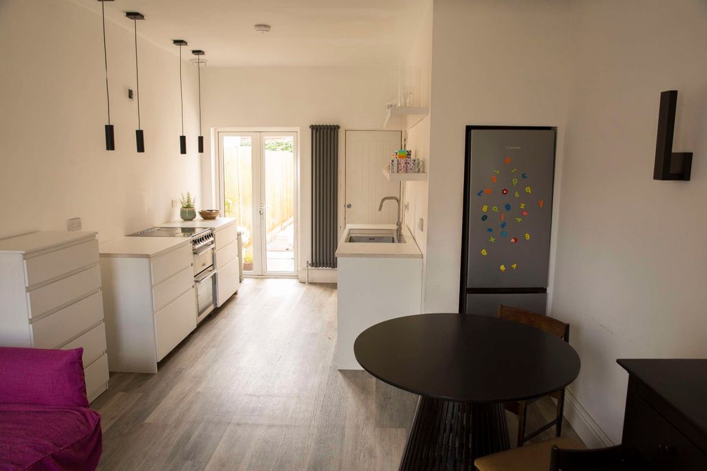 Property photo 3 of 10 21 Oldfield Road, Hampton, Tw12 2Ad