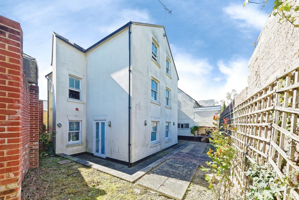 Property photo 1 of 20