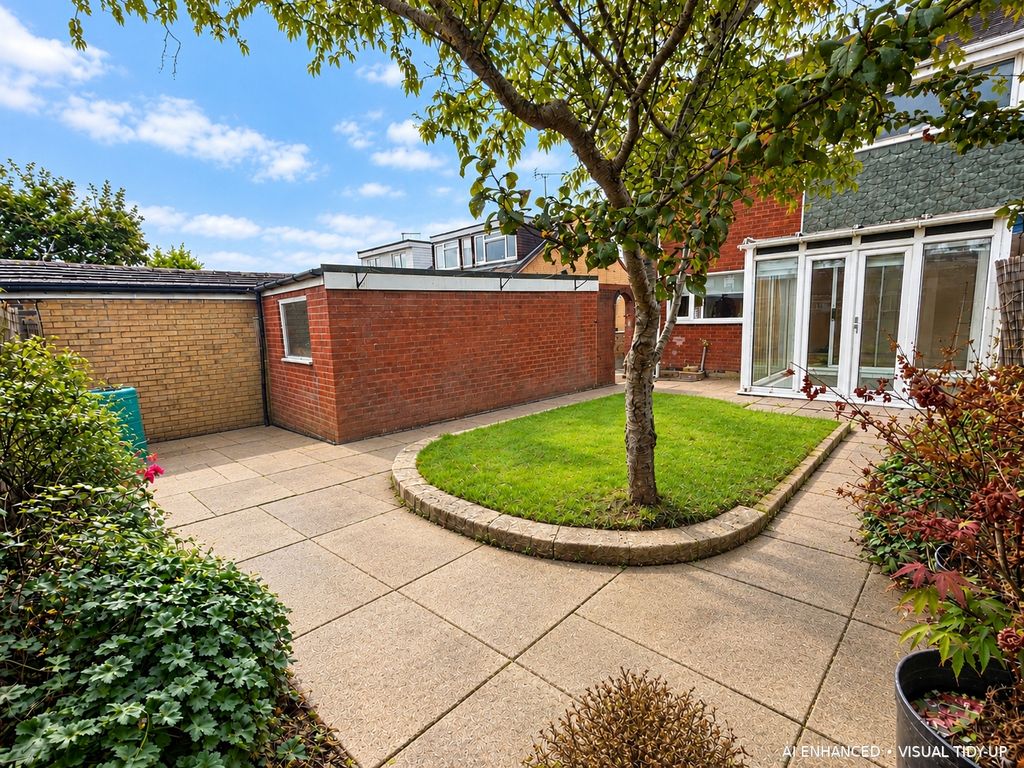 Property photo 3 of 18 Garden