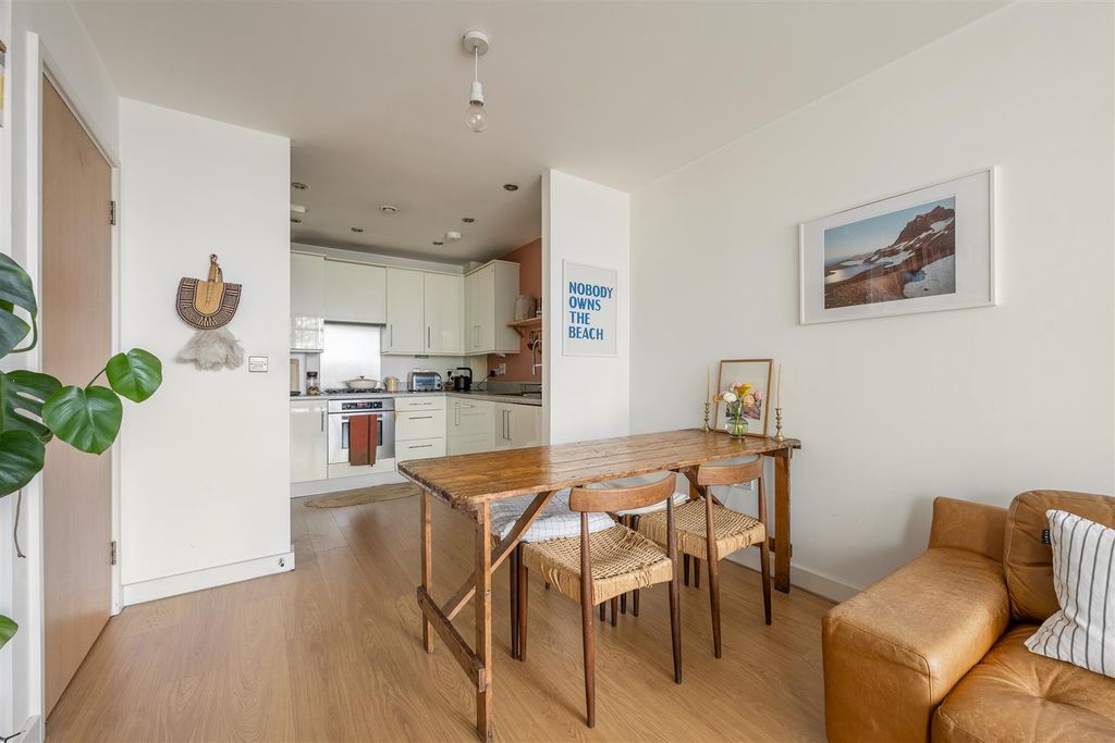 Property photo 3 of 20 Ward Lane, E9