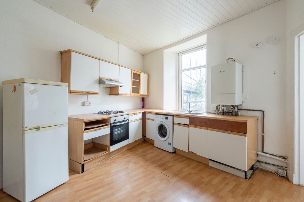 Property photo 3 of 17 Kitchen