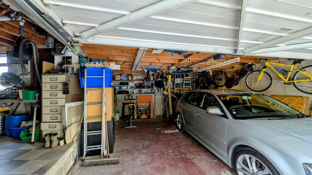 Property photo 2 of 27