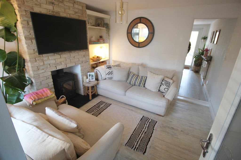 Property photo 3 of 11 liv 1.Jpg