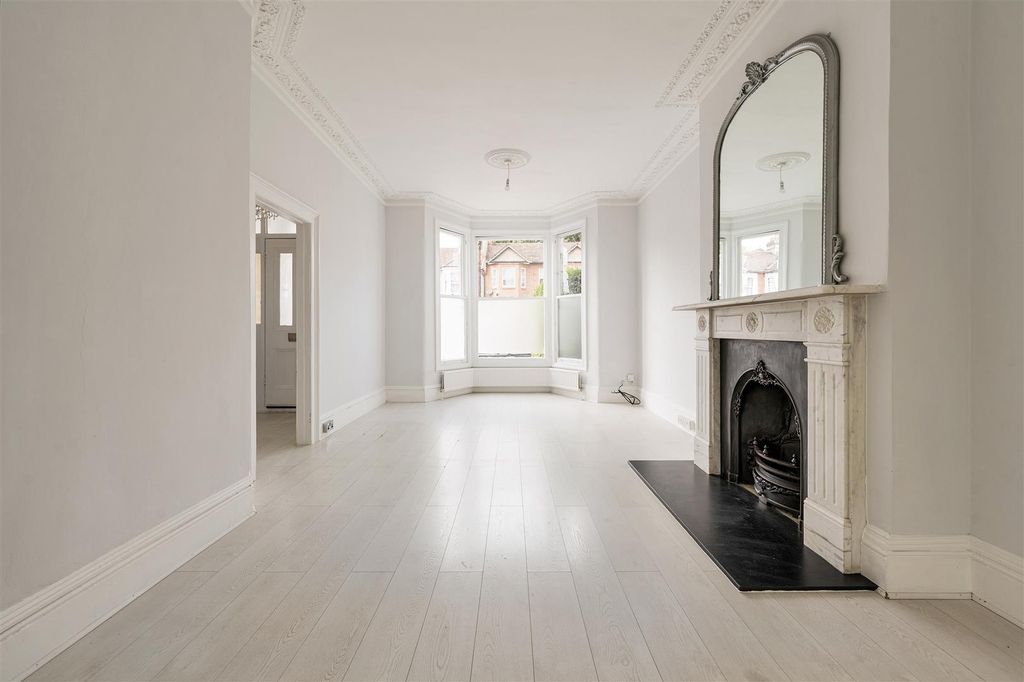 Property photo 2 of 38 Courtland Avenue, Ig1