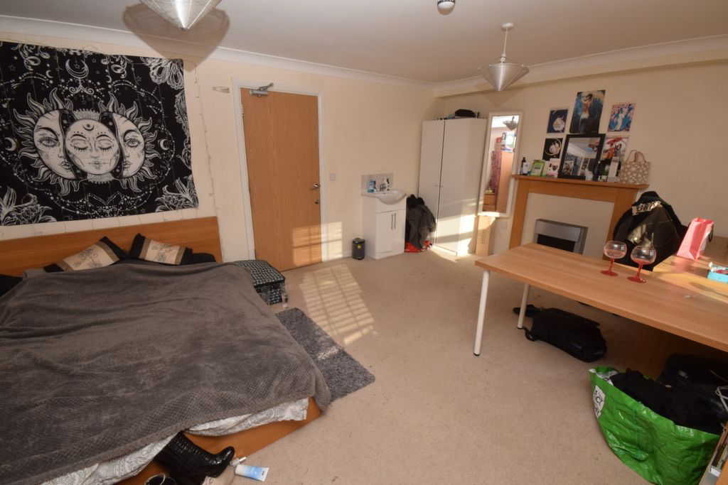 Property photo 3 of 12 Middle Floor Bedroom