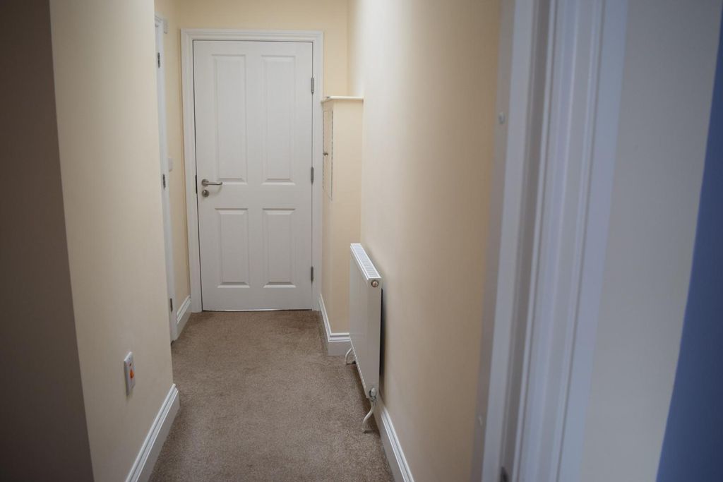 Property photo 3 of 14 Communal Hallway