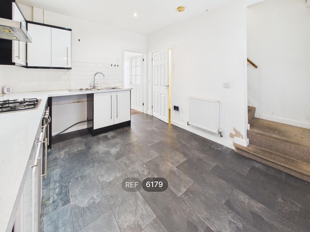 Property photo 3 of 10 Kitchen