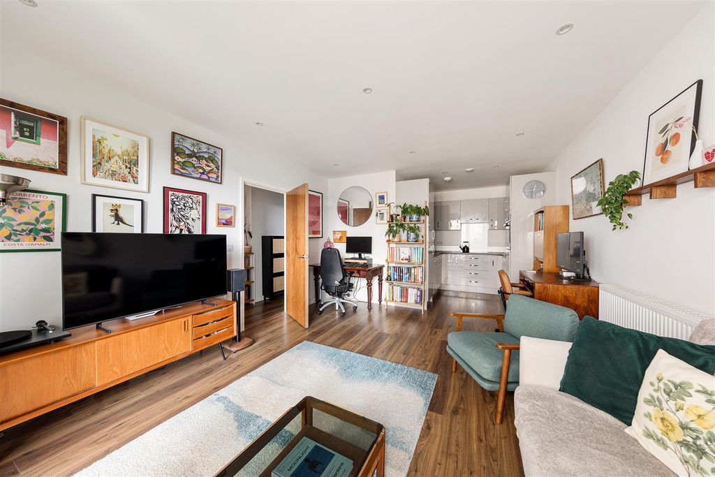 Property photo 2 of 16 Dunedin Road E10