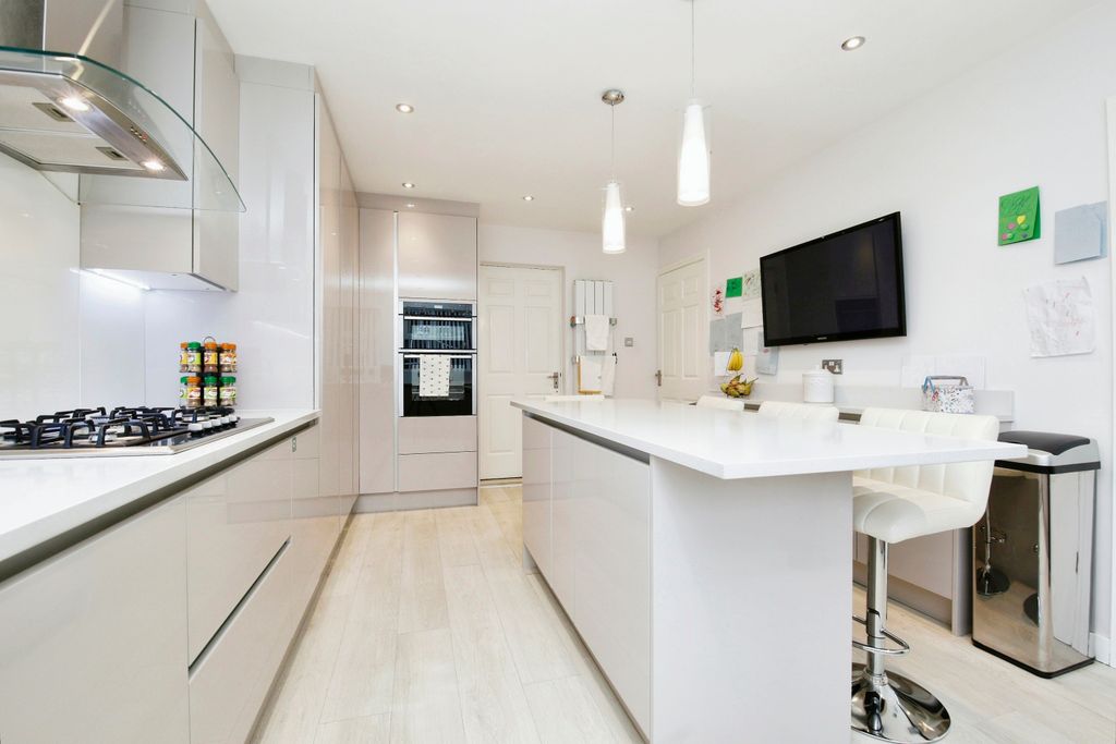 Property photo 3 of 30 Dining Kitchen