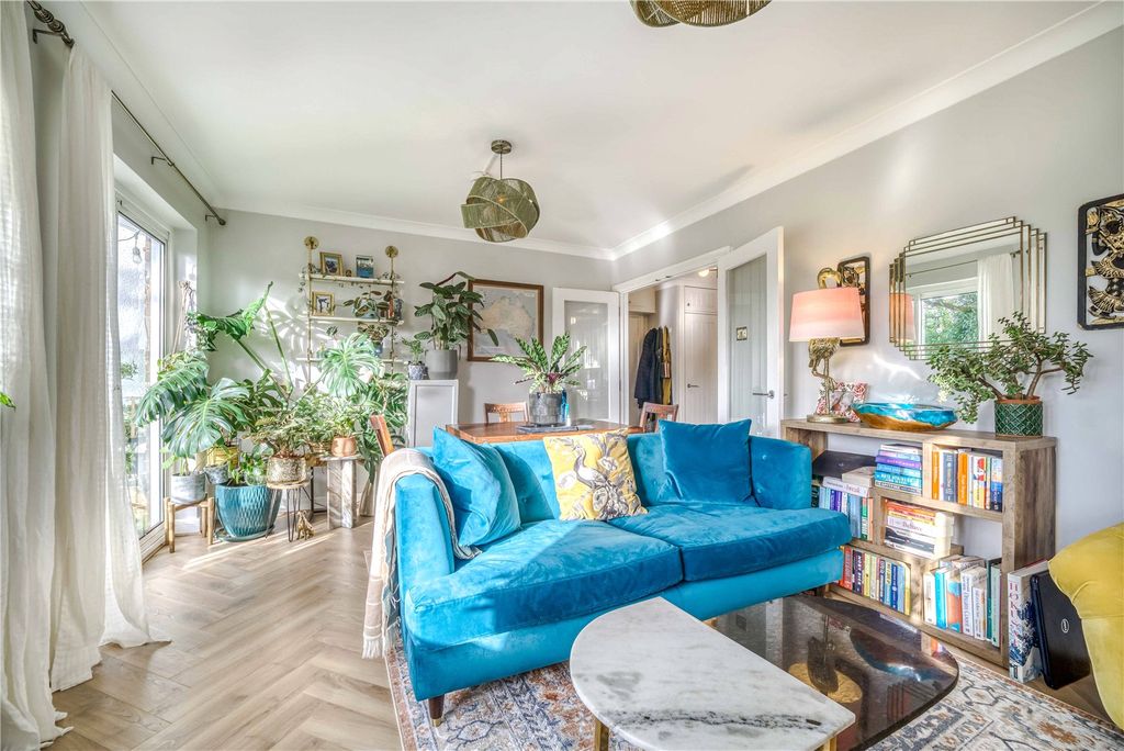 Property photo 1 of 17 Living Room