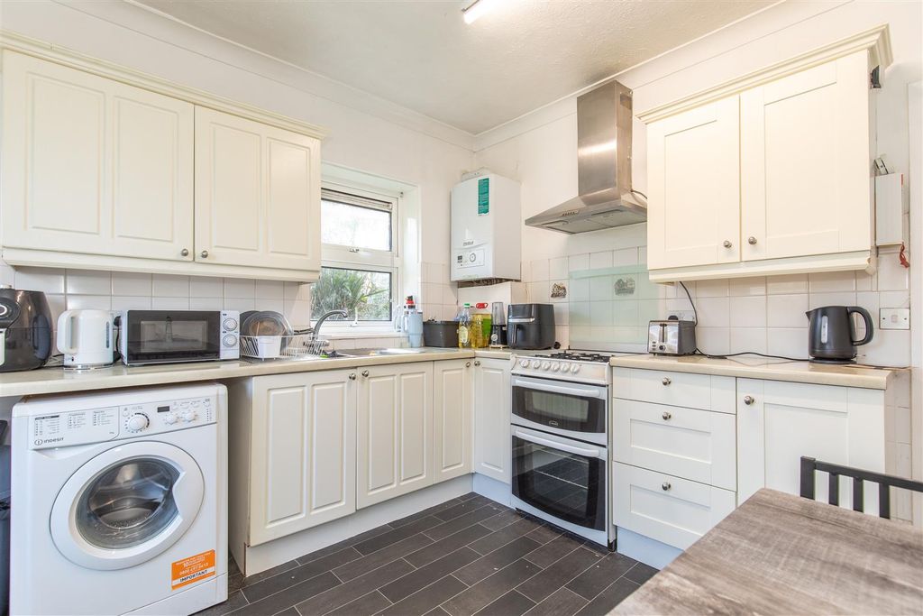 Property photo 3 of 8 Kitchen