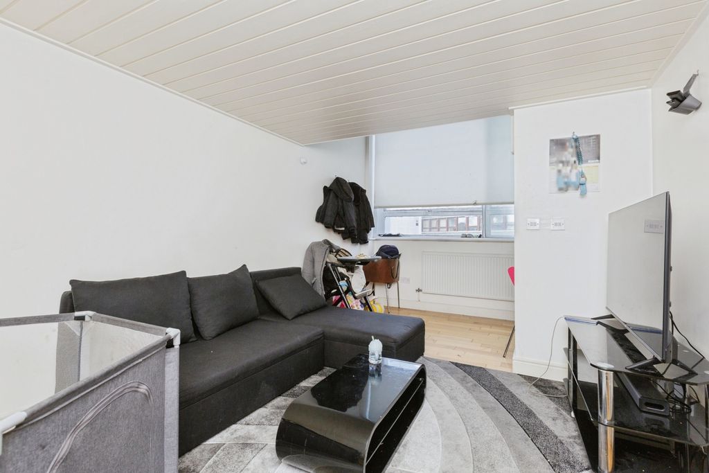 Property photo 3 of 10 Photo