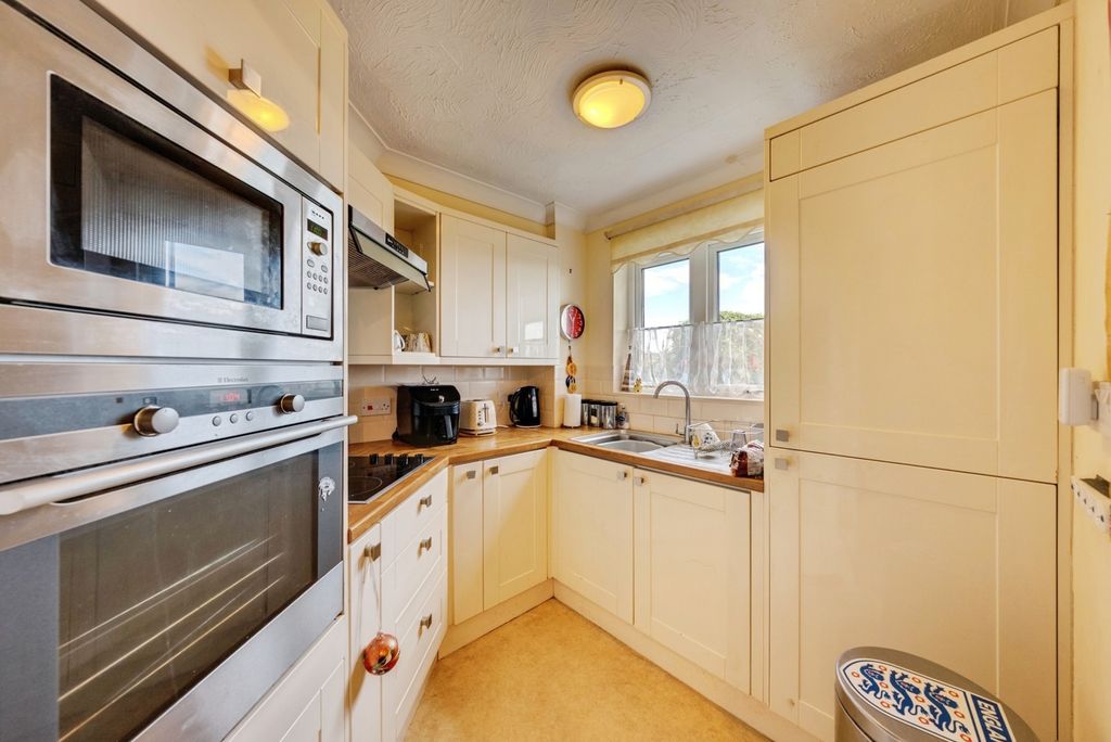 Property photo 3 of 12 Kitchen