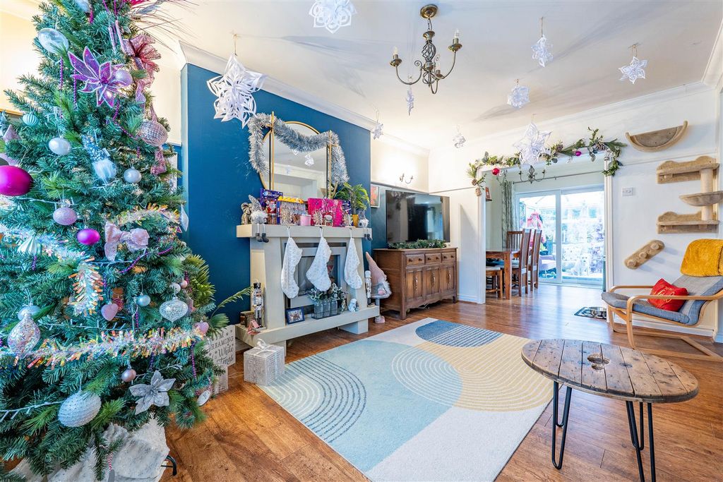 Property photo 2 of 20 Lounge