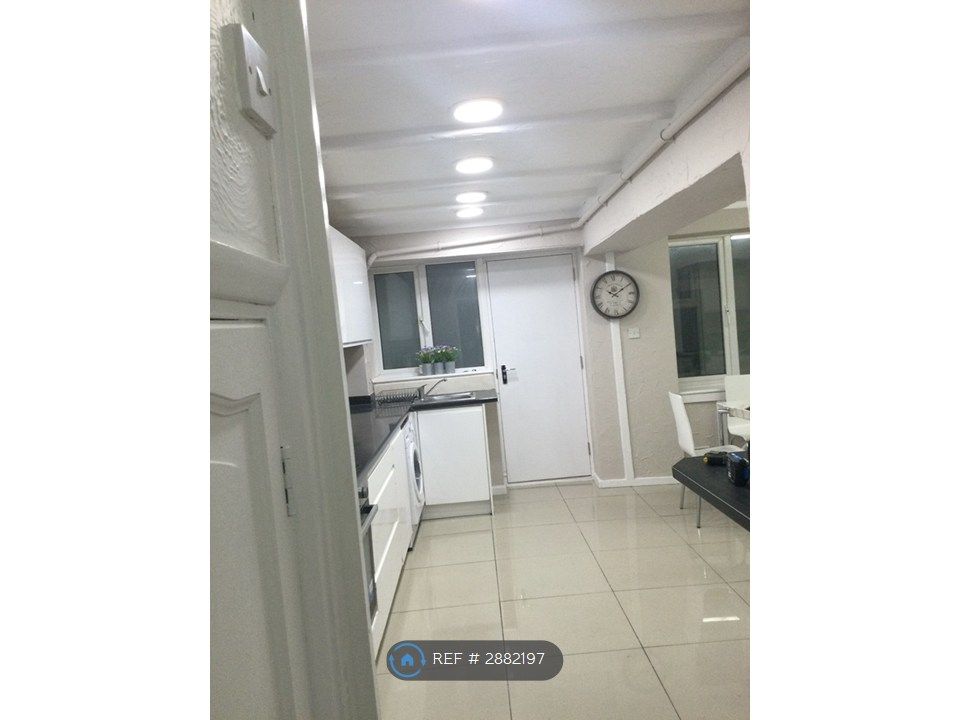 Property photo 3 of 18 Kitchen