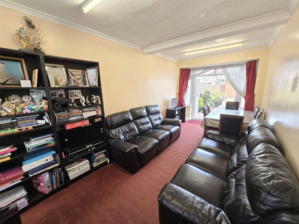 Property photo 3 of 11 Lounge (2)
