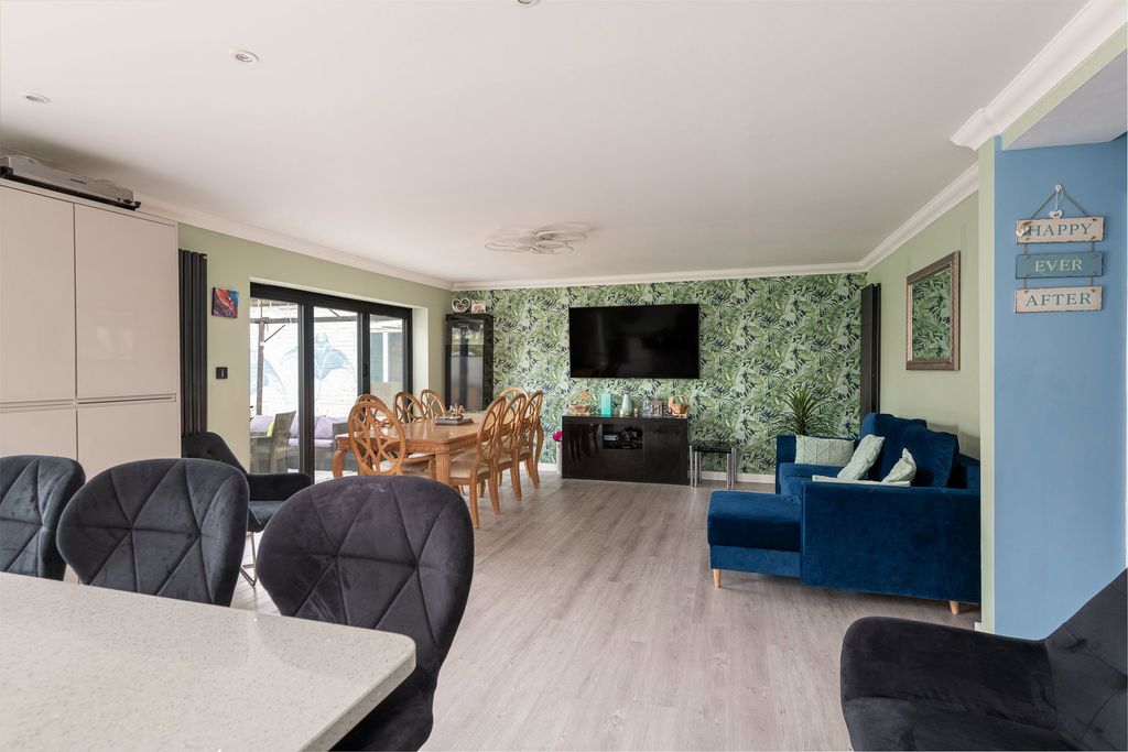 Property photo 2 of 28