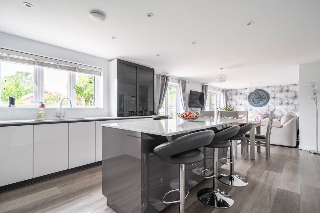 Property photo 3 of 19 1470147-21-6A19B1487c7E4.Jpg