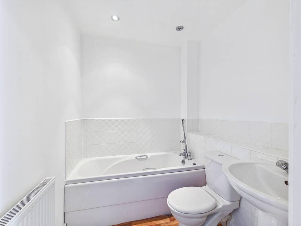 Property photo 3 of 9 Bathroom