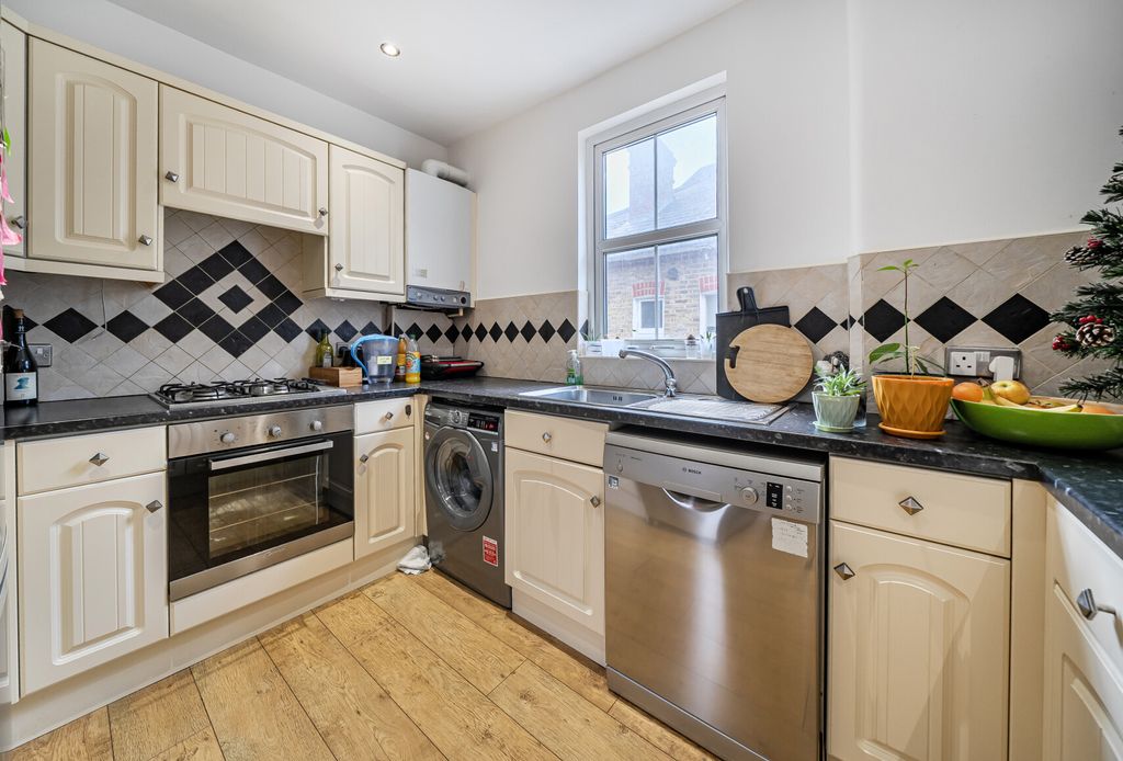 Property photo 3 of 10 1401140-15-697377...