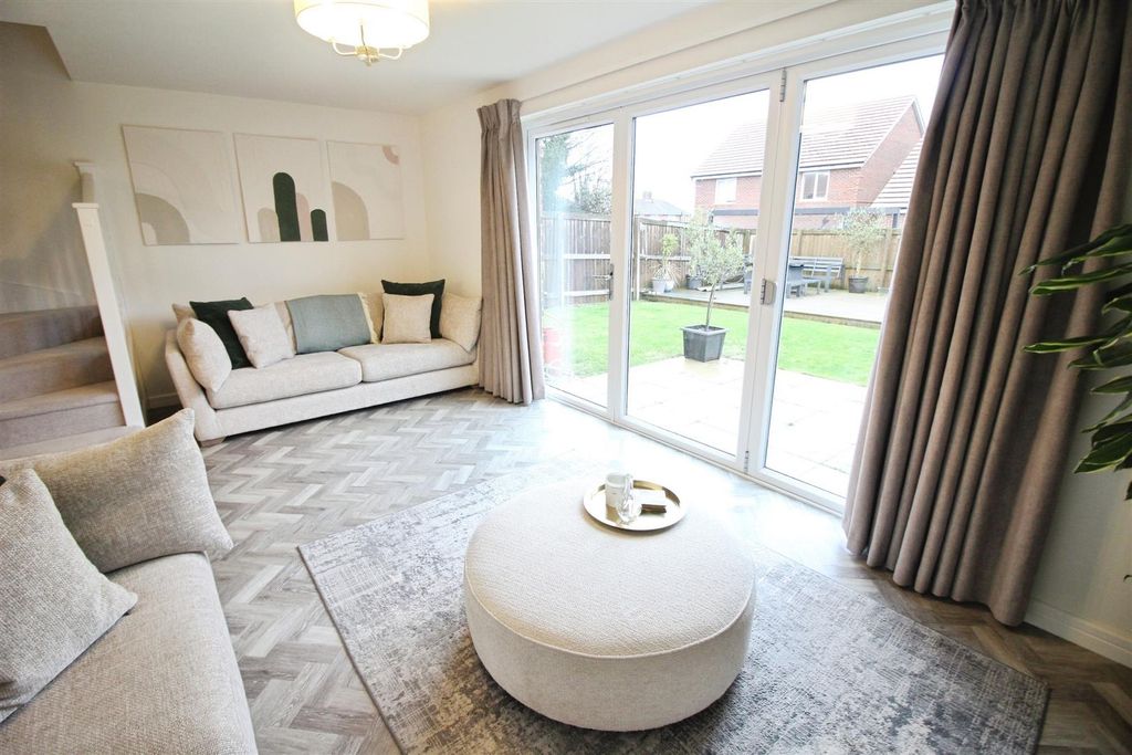 Property photo 3 of 22 Lounge