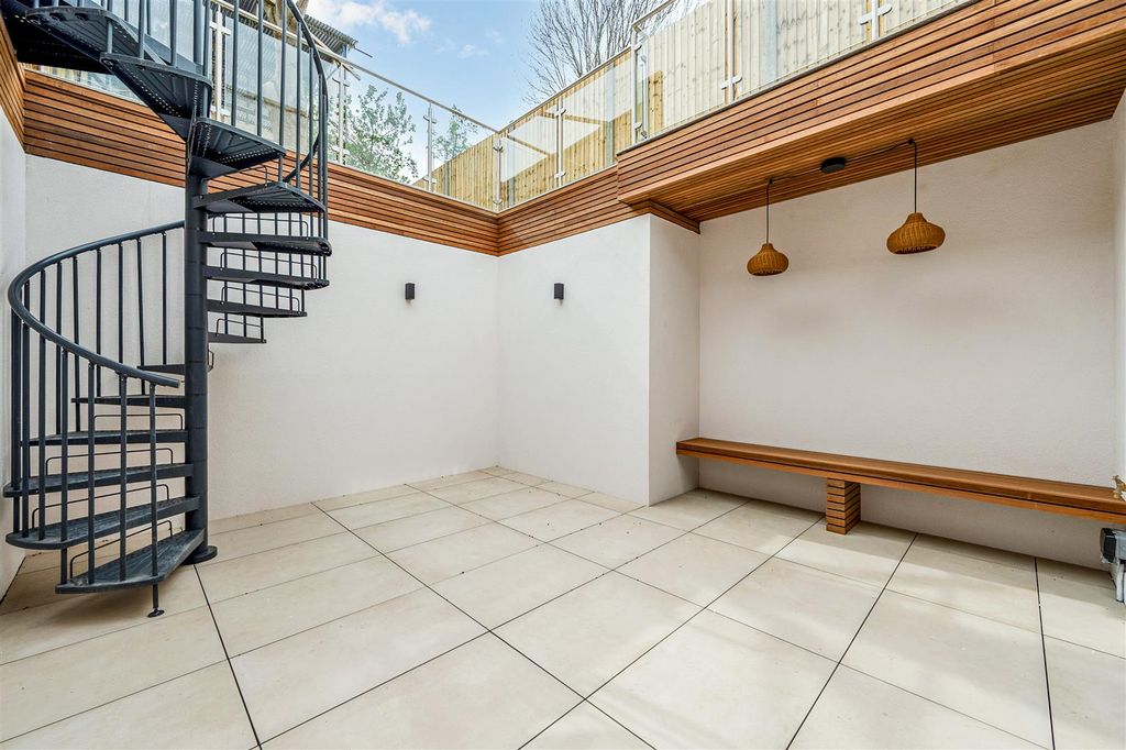 Property photo 2 of 16 Flat 1 - 51 Mill Hill Road-2.Jpg