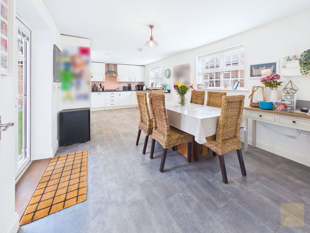 Property photo 3 of 21 Kitchen / Diner