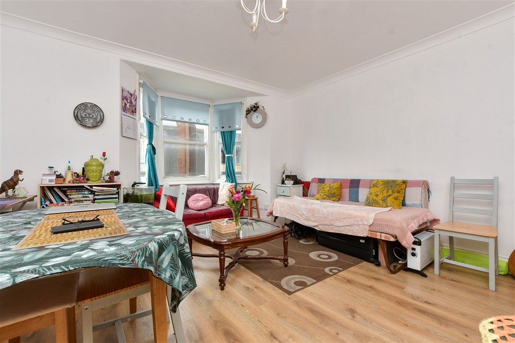 Property photo 3 of 11 Lounge