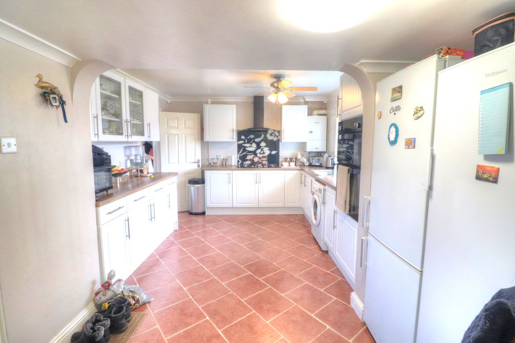 Property photo 3 of 20 Kitchen 3