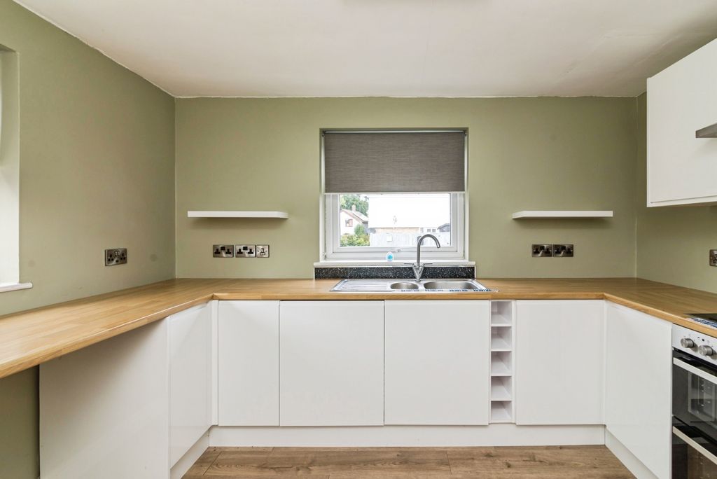 Property photo 3 of 18 Kitchen