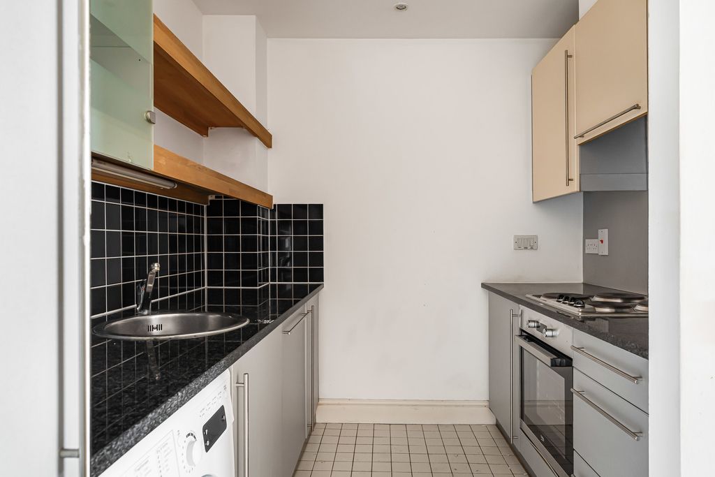 Property photo 3 of 17 Kitchen