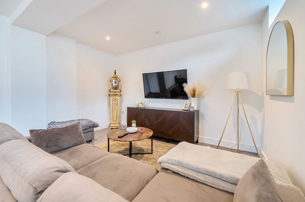 Property photo 2 of 13 1332032-14-688B43...