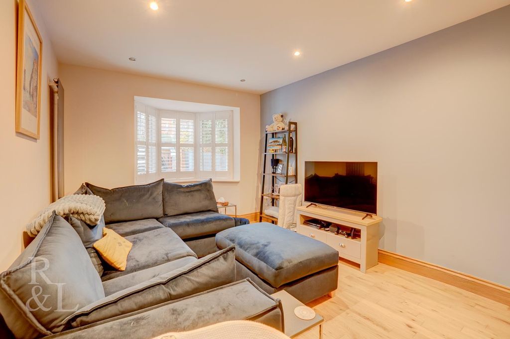 Property photo 3 of 22 8A Edwald Road (4).Jpg