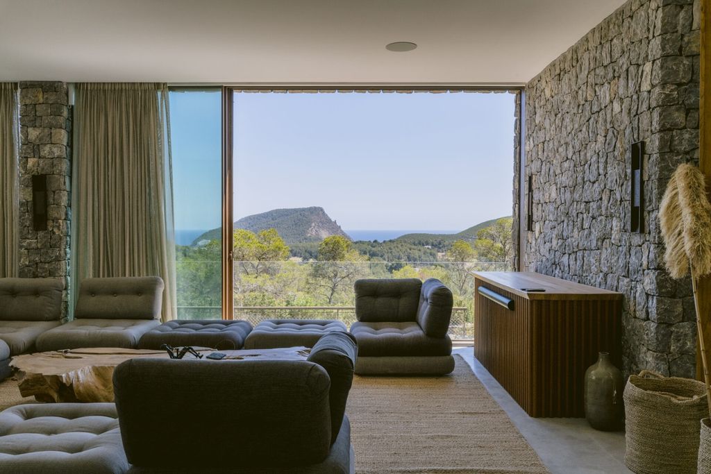 Property photo 1 of 68