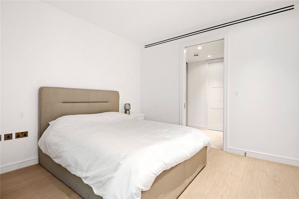 Property photo 3 of 17 Bedroom