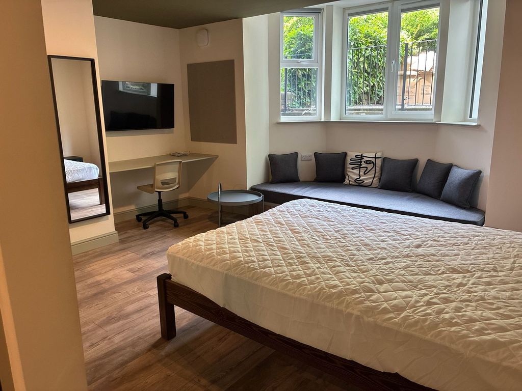 Property photo 1 of 5 Bright Bedroom With Stylish Window Seating Area...