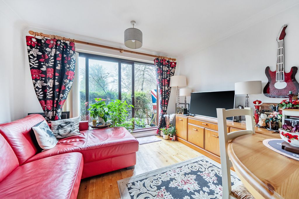 Property photo 2 of 14 1407800-10-69822c...