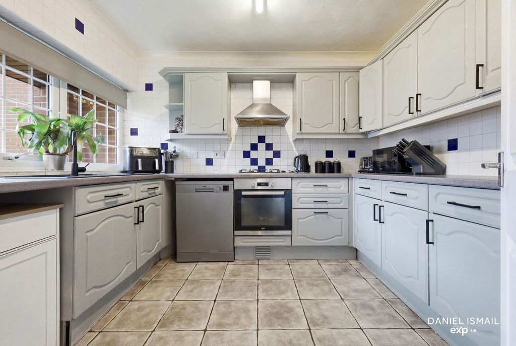 Property photo 3 of 28