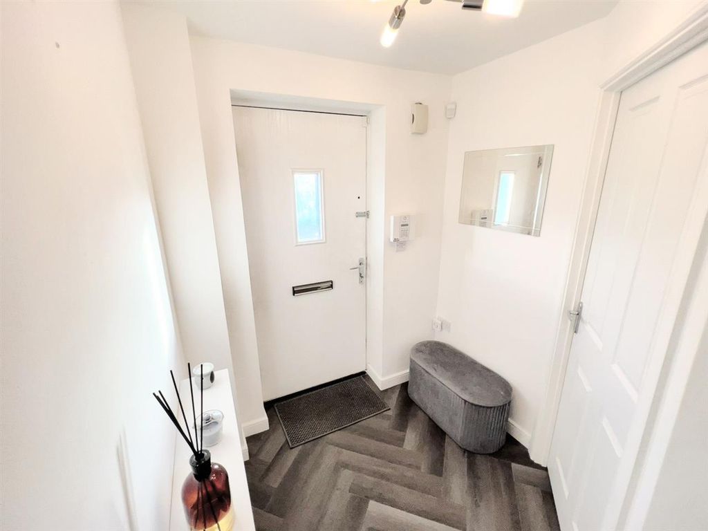 Property photo 2 of 16 Entrance Hall