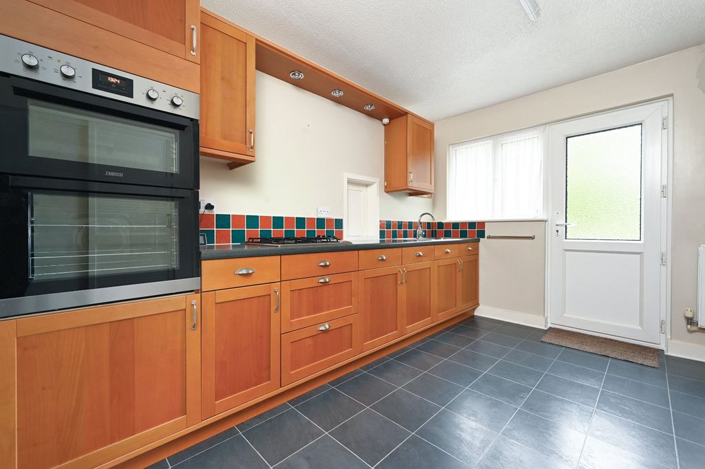 Property photo 3 of 26 Kitchen