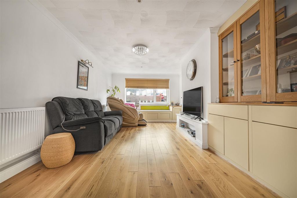 Property photo 2 of 19 Lounge