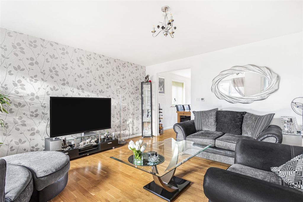 Property photo 2 of 13 Wrens Avenue Lounge.Jpg